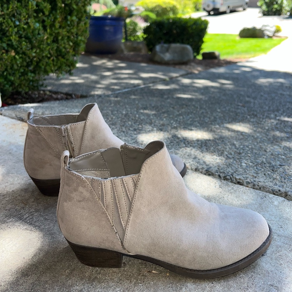 Carlos By Carlos Santana Light Tan Suede Booties - Size 8